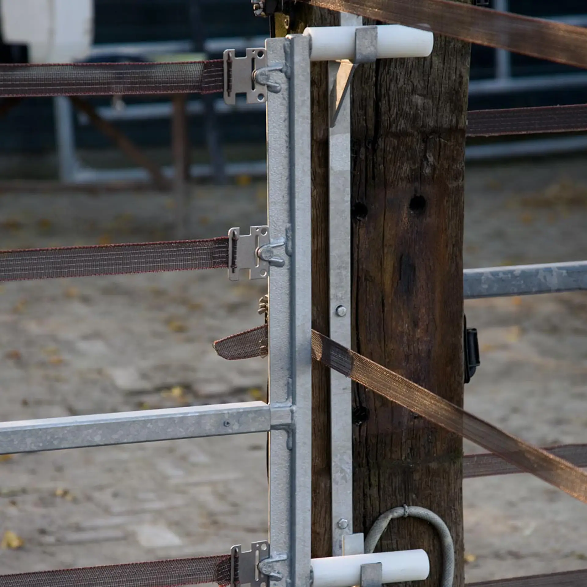 Gelektrificeerde stalen poort van 2,5 tot 4,5 meter. (3)